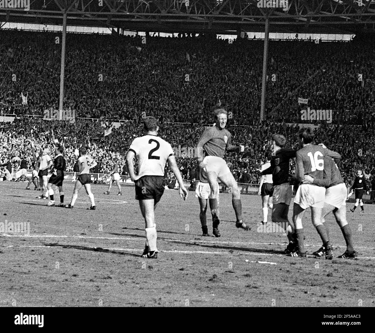 Inghilterra contro la finale della Coppa del mondo della Germania occidentale 1966, Wembley Stadium Jack Charlton dell'Inghilterra salta in celebrazione del traguardo di Martin Peters (16) 18 minuti. Foto di Tony Henshaw Archive Foto Stock