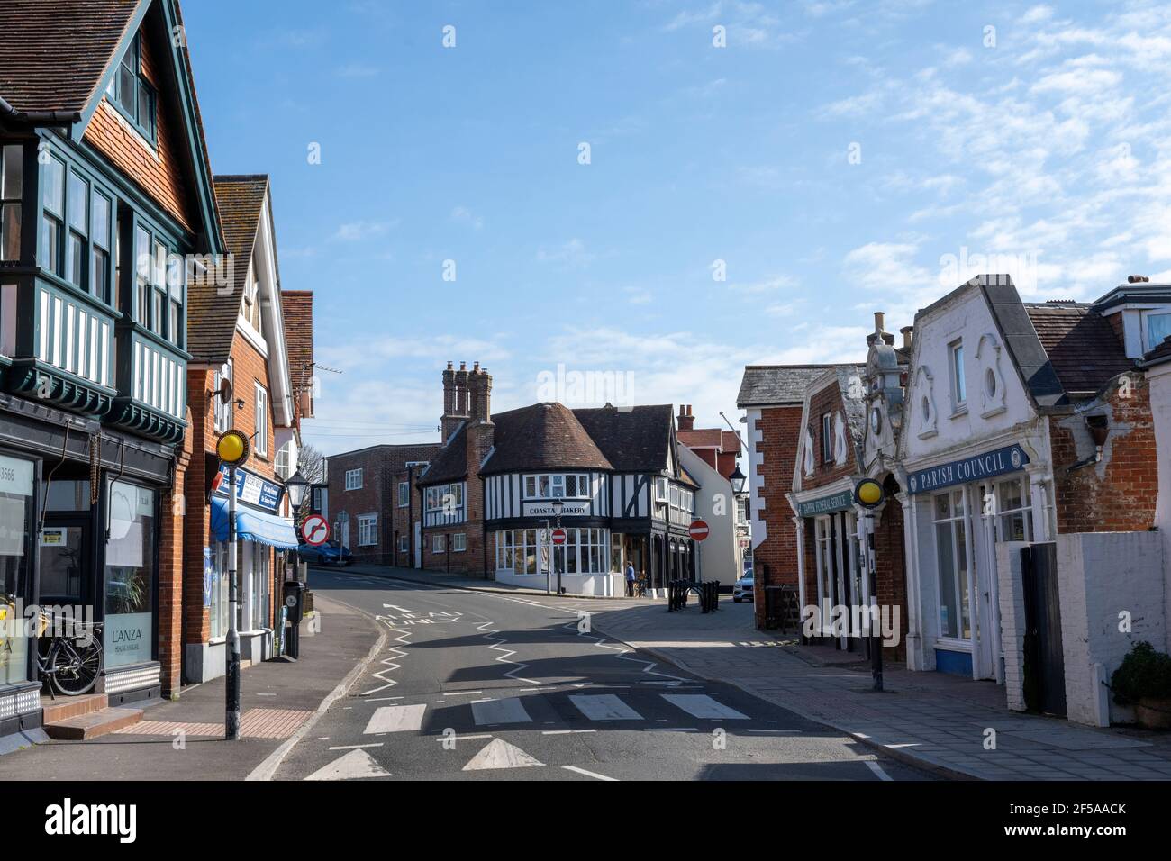 Vista di High Street verso Milford Crescent, Milford-on-Sea, New Forest, Hampshire, Inghilterra, REGNO UNITO Foto Stock