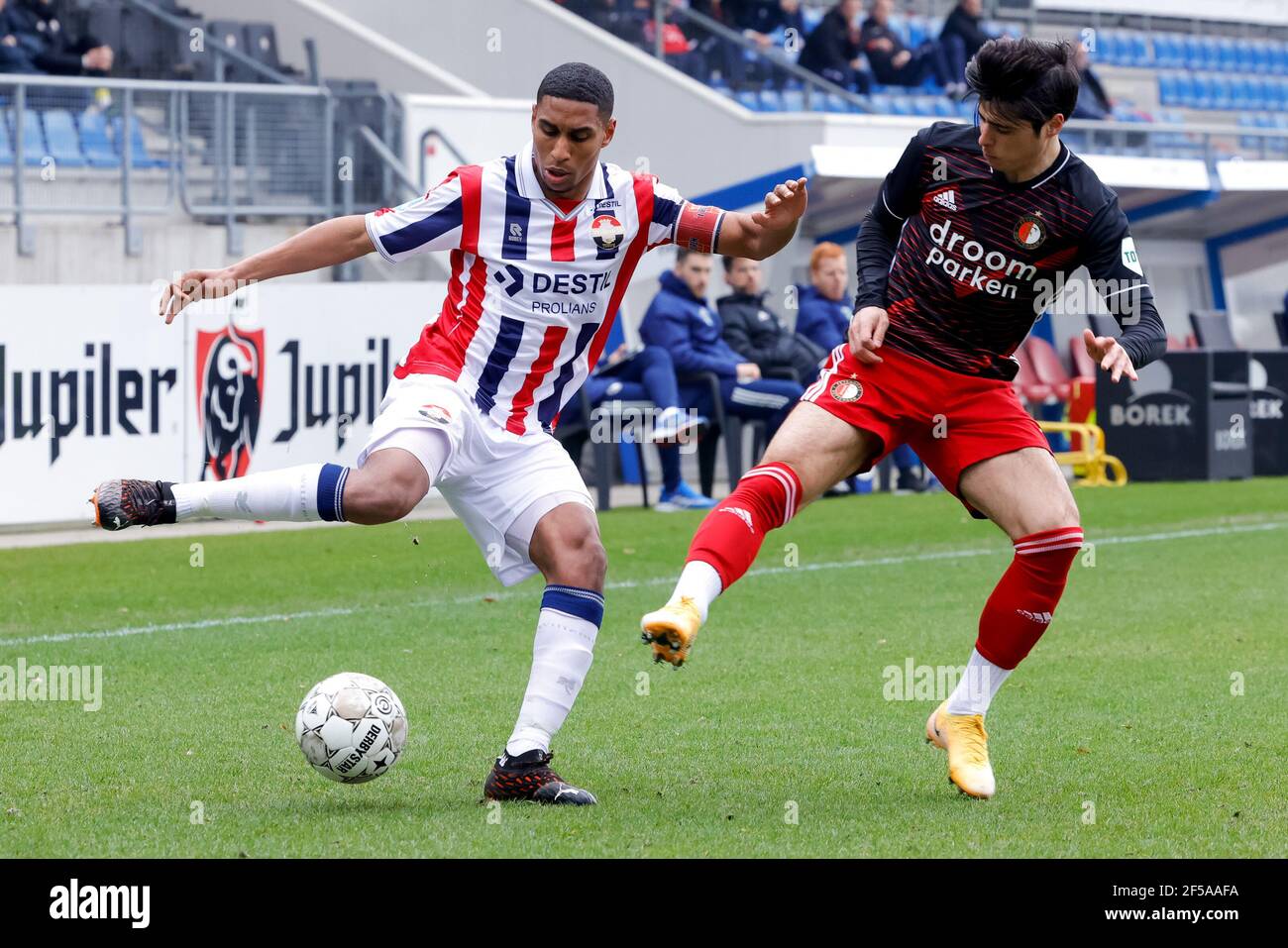 TILBURG, PAESI BASSI - 25 MARZO: Driess Saddiki di Willem II e Joao Teixeira di Feyenoord durante un incontro di pratica tra Willem II e Feyenoord al Koning Willem II Stadion il 25 marzo 2021 a Tilburg, Paesi Bassi (Foto di Geert van Erven/Orange Pictures) Foto Stock