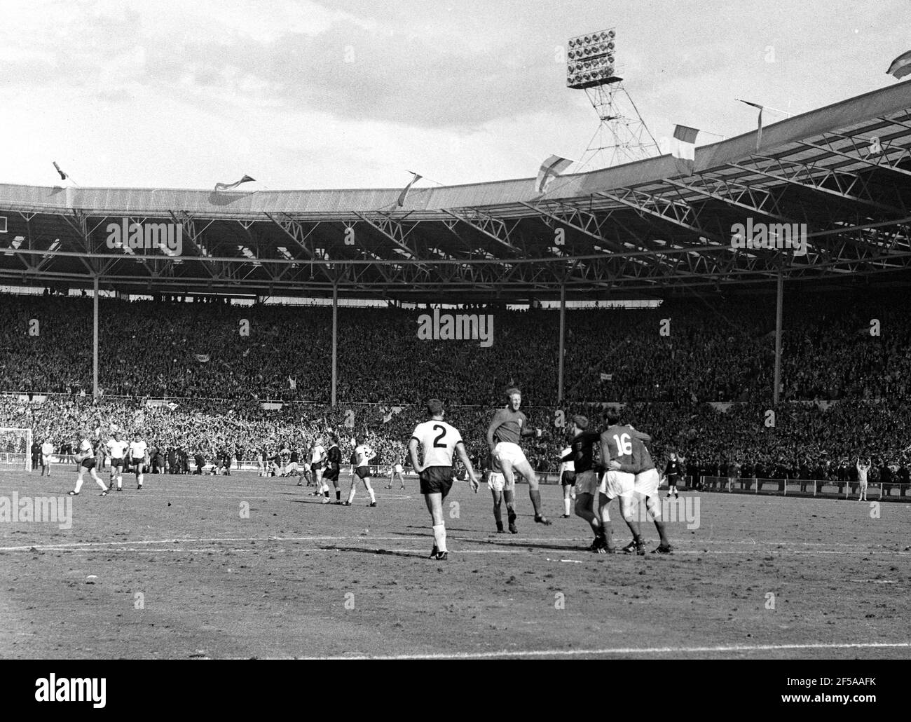 Inghilterra contro la finale della Coppa del mondo della Germania occidentale 1966, Wembley Stadium Jack Charlton dell'Inghilterra salta in celebrazione del traguardo di Martin Peters (16) 18 minuti. Foto di Tony Henshaw Archive Foto Stock