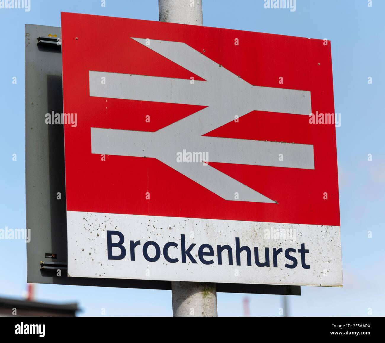 Cartello con il nome della stazione alla stazione ferroviaria di Brockenhurst, Brockenhurst, New Forest, Hampshire, Inghilterra, REGNO UNITO Foto Stock