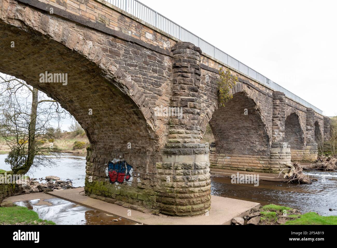 Gatehead, Irvine, Scozia, Regno Unito - 23 marzo 2021: Il Viadotto di Laigh Milton è considerato il più antico viadotto ferroviario pubblico sopravvissuto e la sua antica st Foto Stock