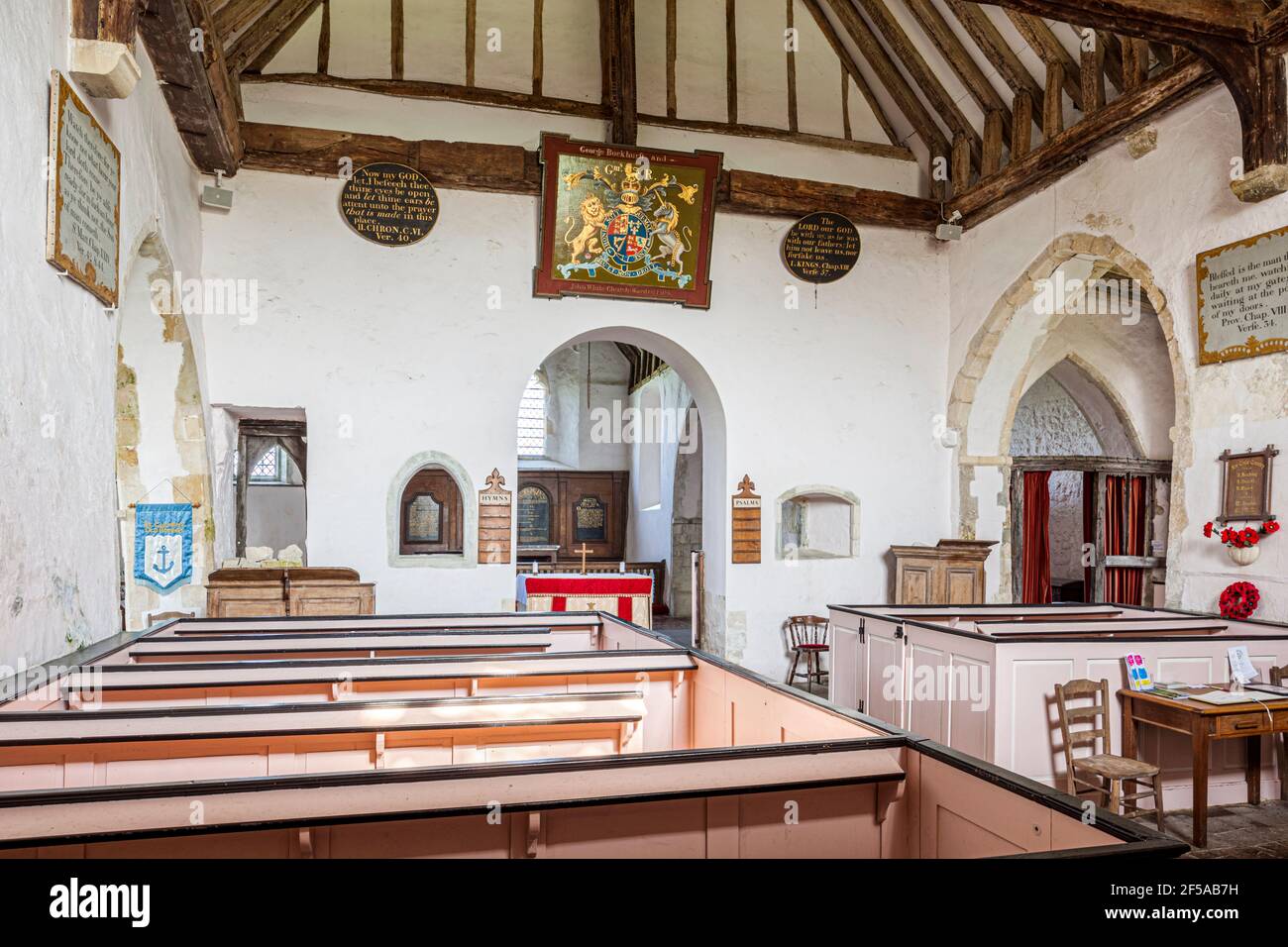 L'interno della chiesa di St Clements nel villaggio di Romney Marsh di Old Romney, Kent UK - la chiesa del 12 ° secolo è una delle più antiche in Kent. Foto Stock