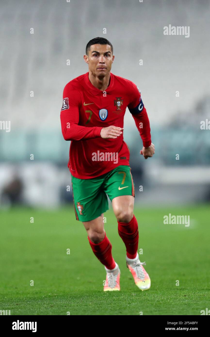 Cristiano Ronaldo del Portogallo guarda durante la partita dei Qualificatori della Coppa del mondo FIFA 2022 tra Portogallo e Azerbaigian. Il Portogallo vince 1-0 rispetto all'Azerbaigian. Foto Stock