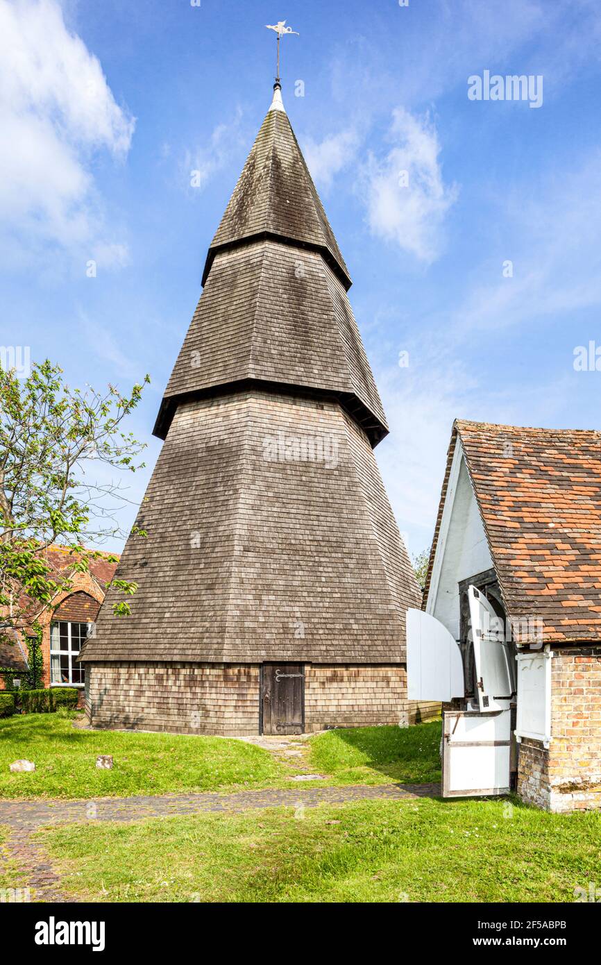 St Augustines chiesa nel villaggio di Romney Marsh Brookland, Kent UK - 13 ° secolo ottagonale campanile in legno è staccato a causa di terreno paludoso. Foto Stock