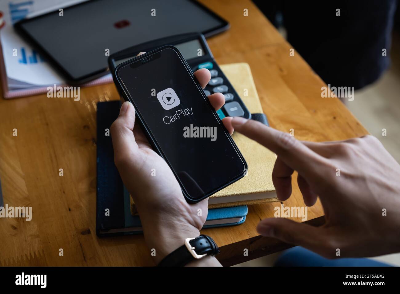 CHIANG mai, THAILANDIA - 19 MARZO 2021 : iPhone con applicazione CarPlay. CarPlay è un'applicazione che consente di visualizzare i contenuti dal Foto Stock