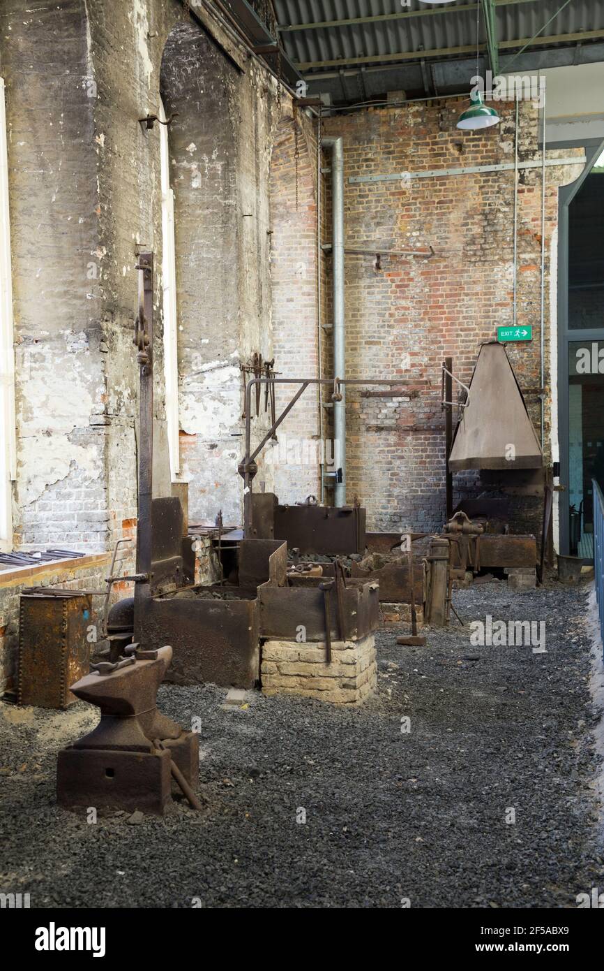 Incudine / incudine e fornaci / fornace storicamente utilizzato dai fabbri per fare catena e ancorare all'interno del cortile della smithery numero 1, presso Historic Dockyard / Dockyards, Chatham, in Kent. UK (121) Foto Stock