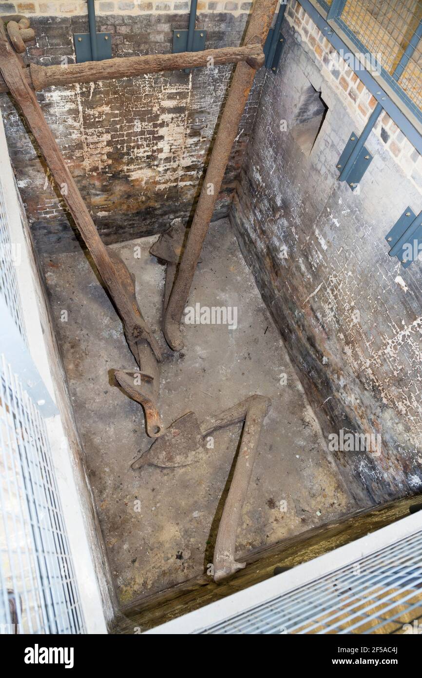 Anchor quenching pit / Tank (secco ora) all'interno del cortile della smithery numero 1, presso Historic Dockyard / Dockyards, Chatham, in Kent. UK (121) Foto Stock