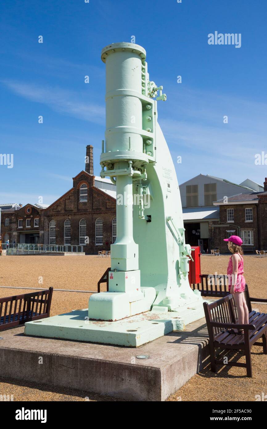 Martello a vapore d'epoca, realizzato da B & S Massey ltd, utilizzato in precedenza nel settore della cantieristica navale, esposto nella piazza tra la tagliata coperta numero 3 e la tagliera numero 1 presso Historic Dockyard / Dockyards, Chatham, Kent, UK (121) Foto Stock