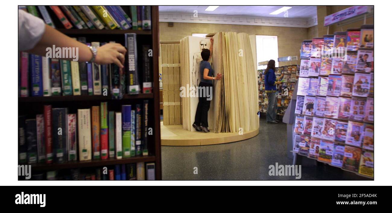 Amygdala un libro scultoreo alto 2 metri in cui i visitatori scrivono messaggi in risposta a parole evocative già contenute nelle sue pagine. Presentato per la prima volta nel Regno Unito alla Kensington Central Library. Dal 2 settembre al 13 ottobre il libro è stato concepito dall'ex stilista di moda Prof. Helen Story come parte del suo più grande lavoro di metallo An è stato sviluppato in collaborazione con l'artista del libro Rachel Hunter.pic David Sasndison 2/9/2002 Foto Stock