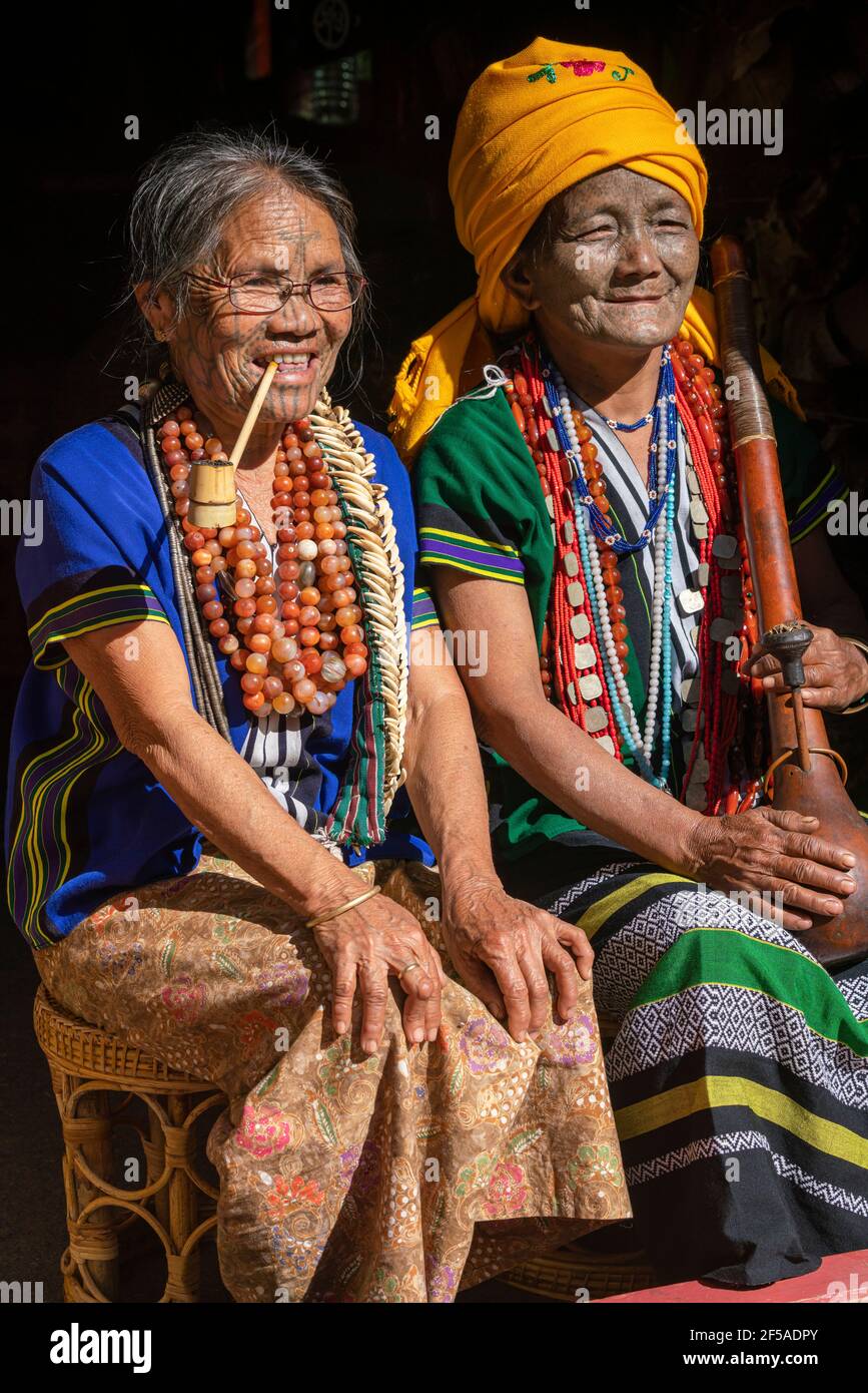 Due donne con facce tradizionali tatuate sorridenti, Mindat, Myanmar Foto Stock