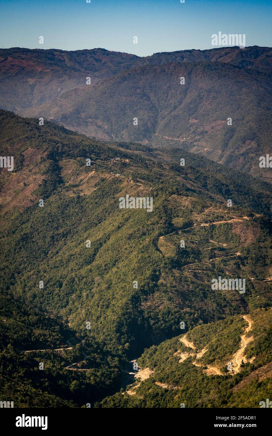 Strade tortuose in montagne intorno Mindat, Chin state, Myanmar Foto Stock