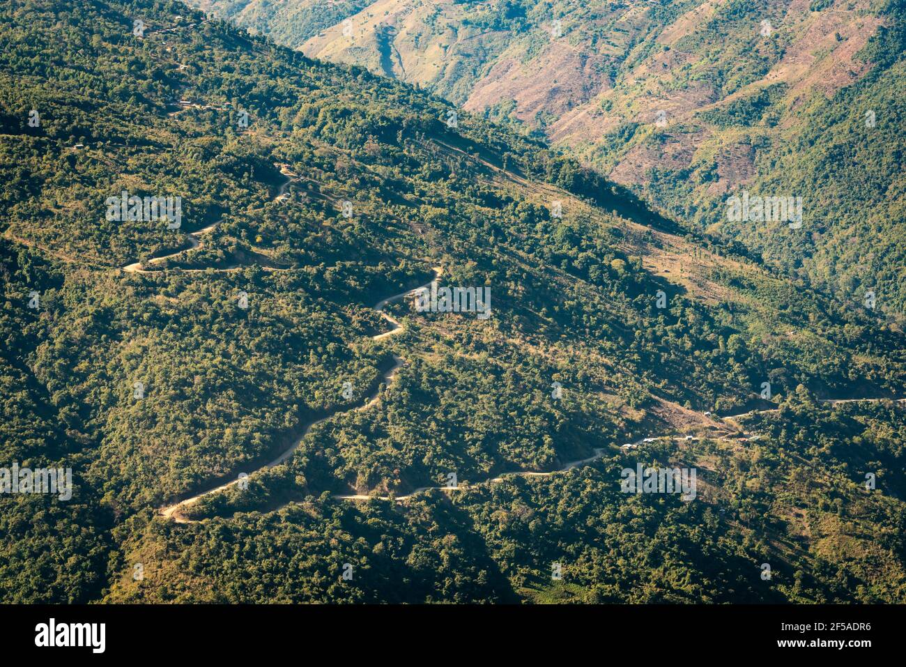 Tortuosa strada in montagna intorno Mindat, Chin state, Myanmar Foto Stock