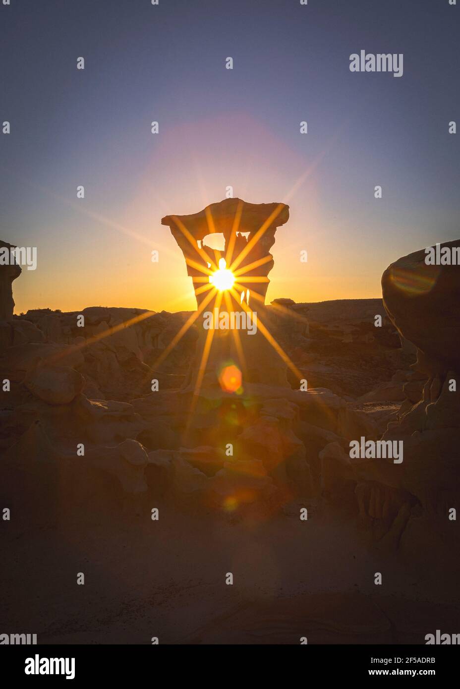 Il sole e la formazione rocciosa del trono alieno, Bad Lands, New Mexico Foto Stock