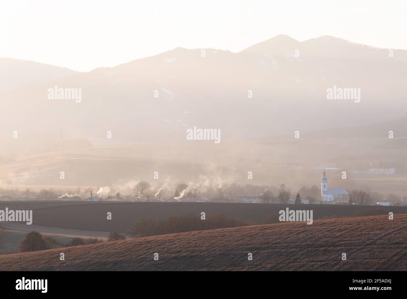 Terreni agricoli nel villaggio di Pribovce in Turiec, Slovacchia. Foto Stock