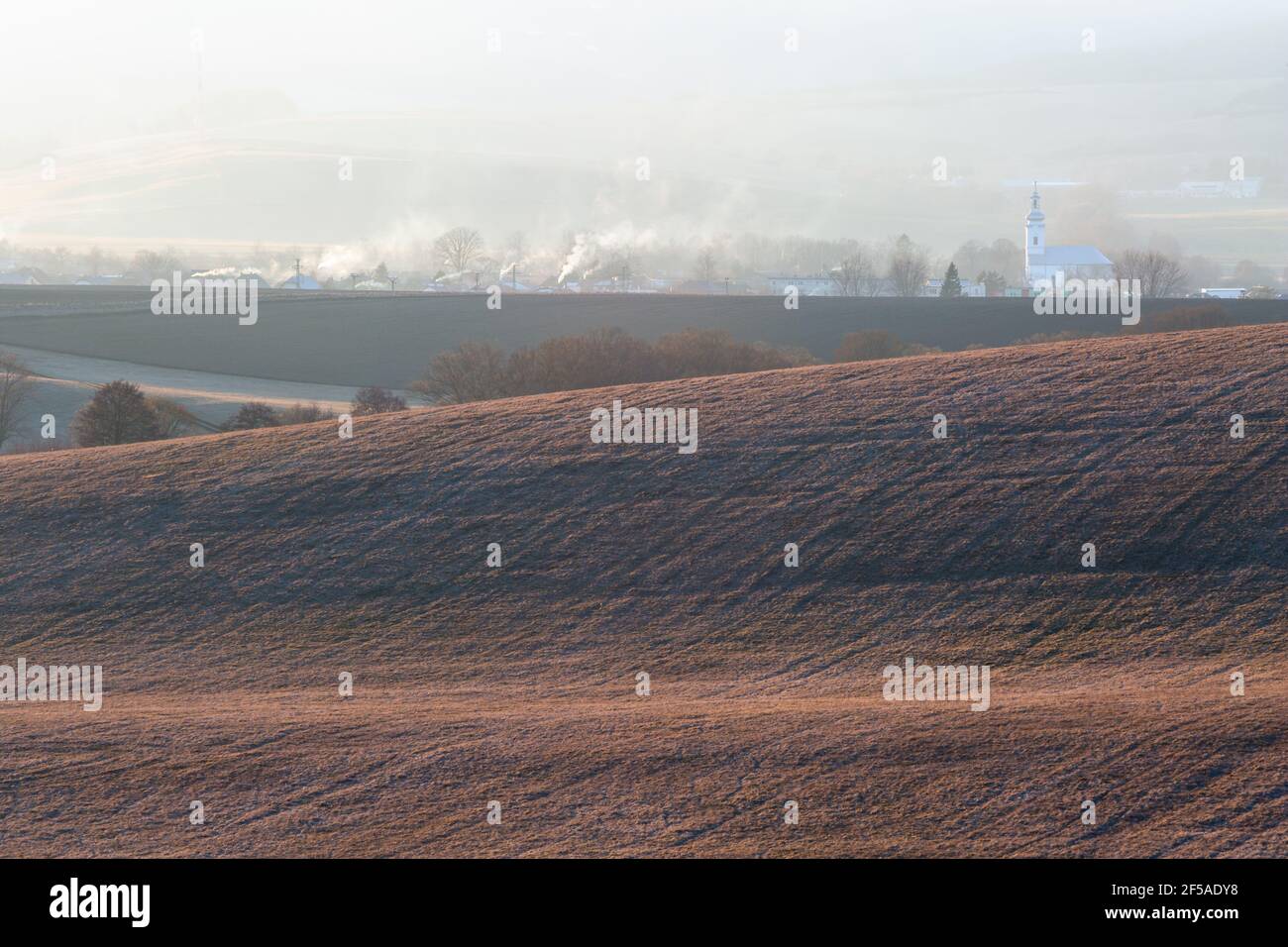 Terreni agricoli nel villaggio di Pribovce in Turiec, Slovacchia. Foto Stock