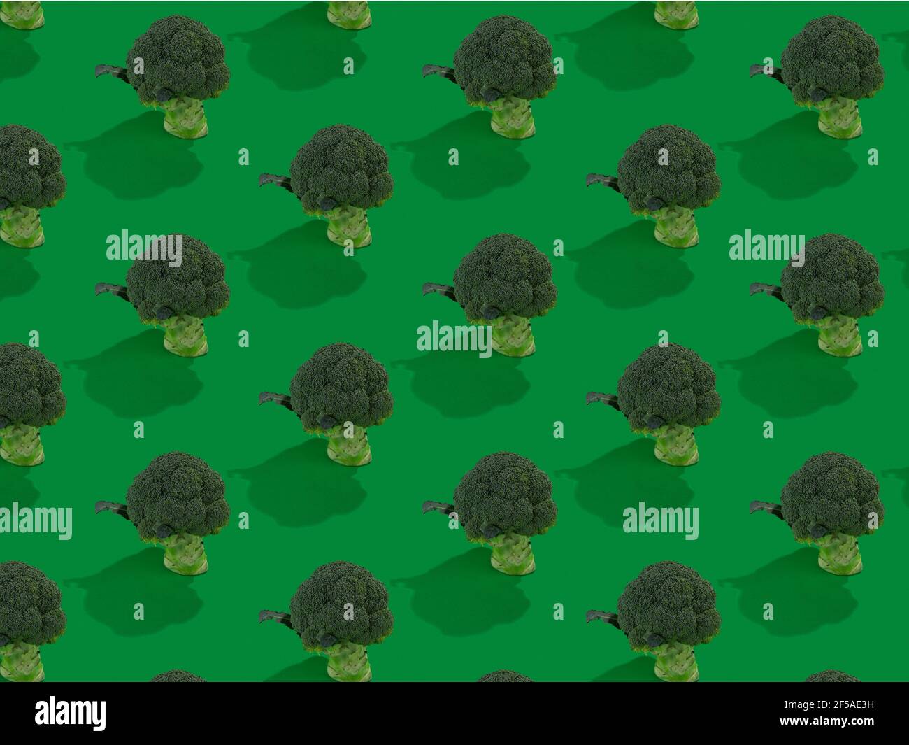broccoli su motivi di sfondo verde Foto Stock