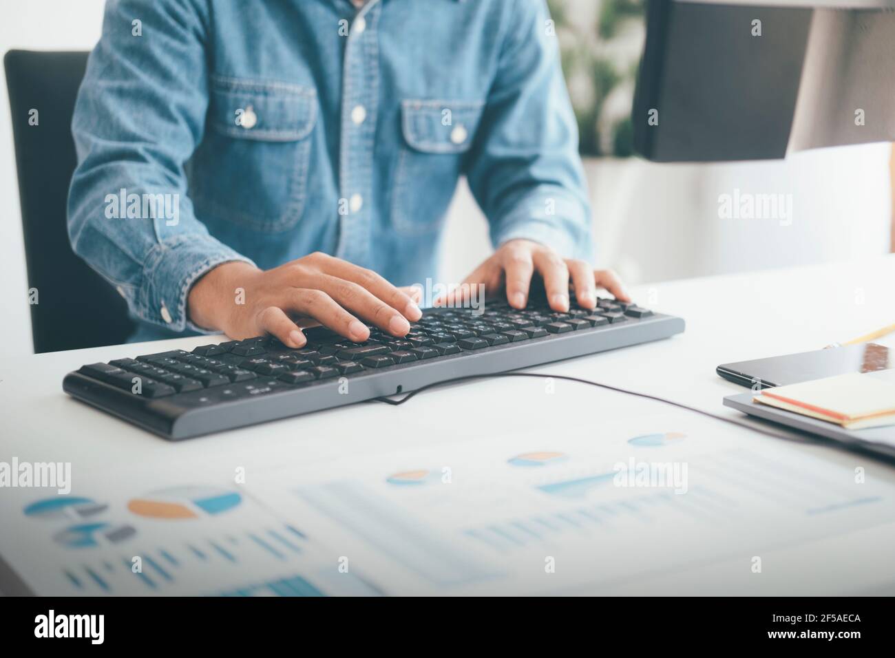 On-line utilizzando tecnologia di connessione per il business, istruzione e com Foto Stock