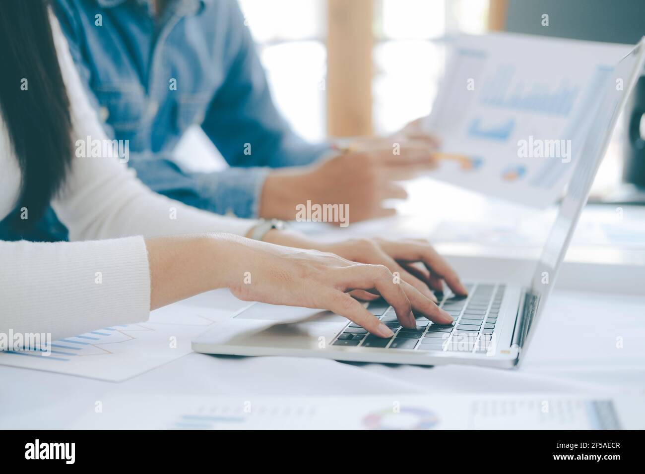gli uomini d'affari si riuniscono per discutere dell'investimento. Foto Stock