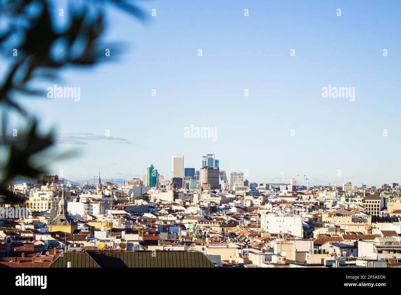 Spagna, Madrid, paesaggio urbano con via Alcala. Orizzontale Foto Stock