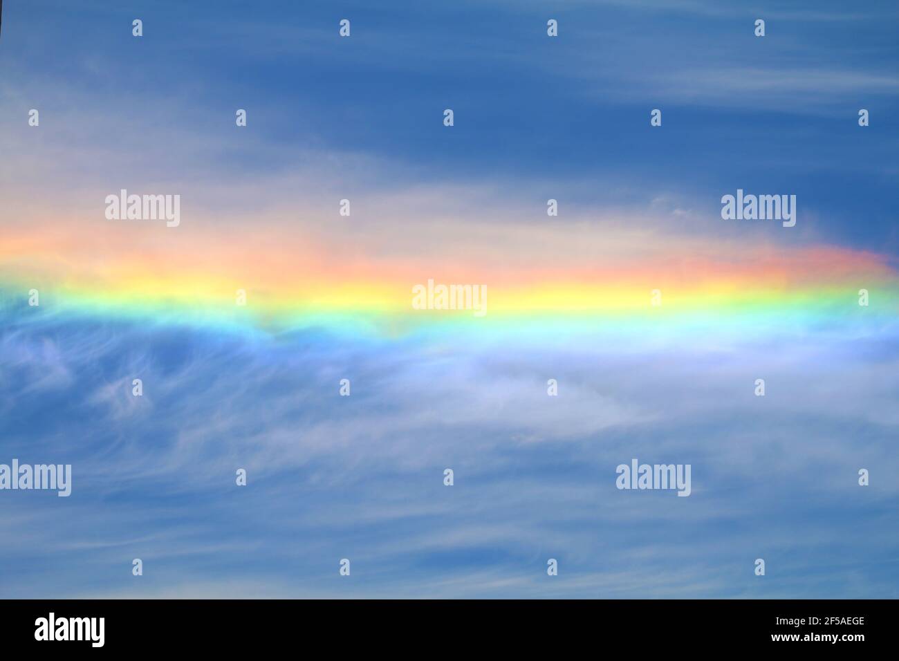 Grande Halo colorato nelle nuvole Foto Stock