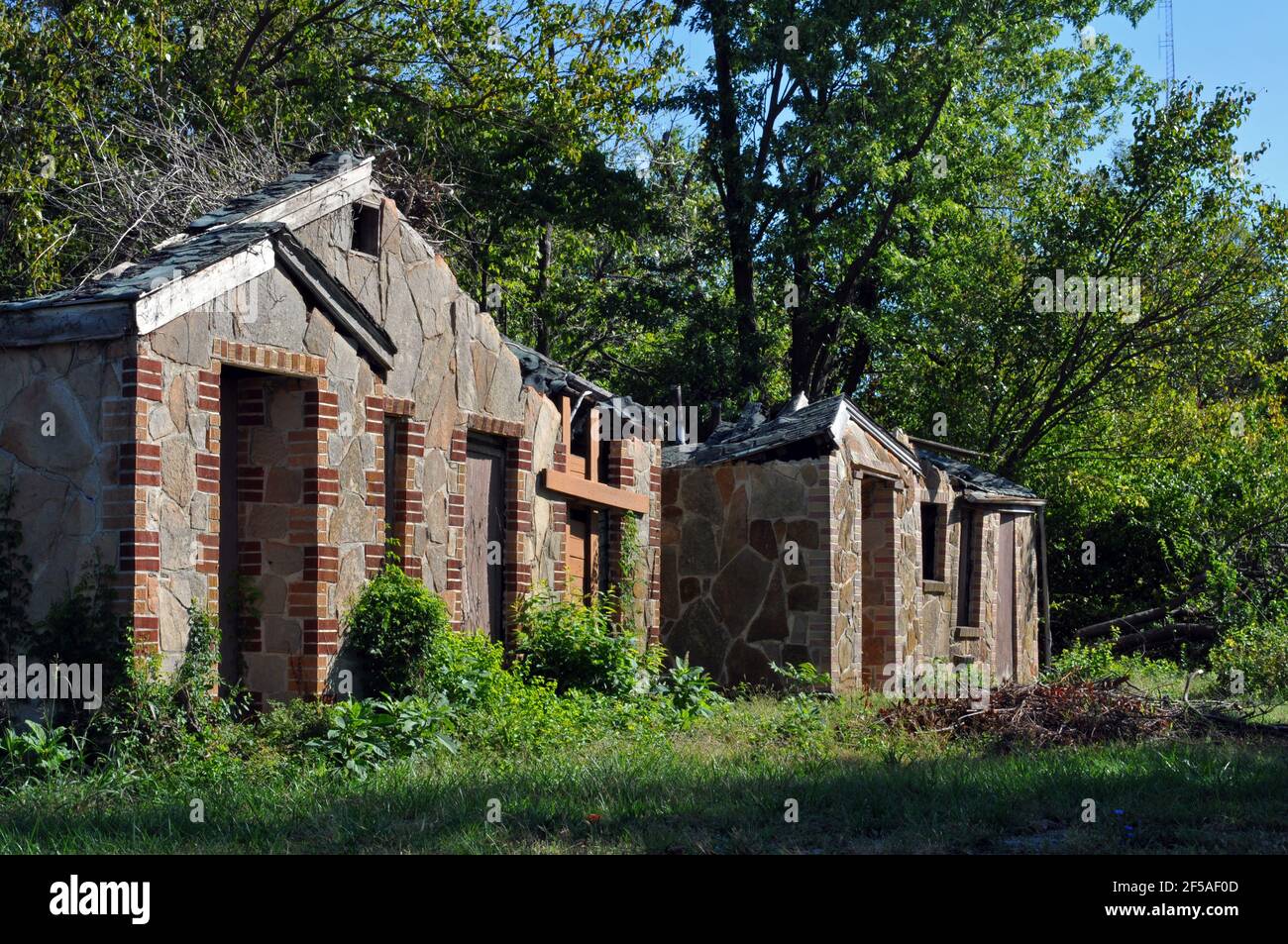 Case in pietra derelict presso l'ex Lurvey Courts che un tempo serviva i viaggiatori della Route 66 a Springfield, Missouri. Le cabine sono state demolite. Foto Stock