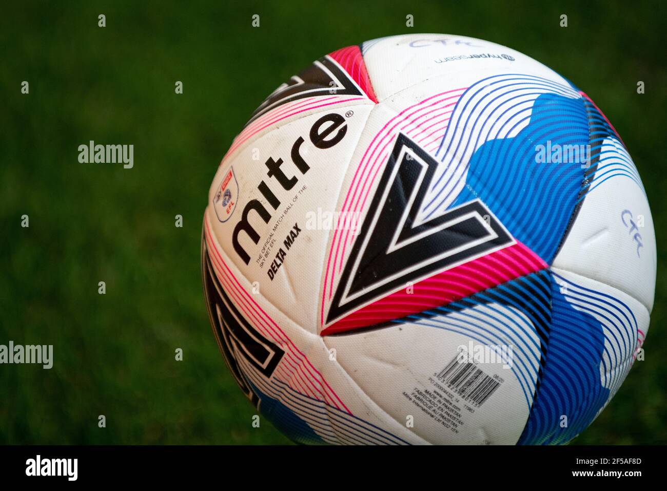 Delta tagli ad angolo. Pallone ufficiale della EFL Football League 2020/21. Foto Stock