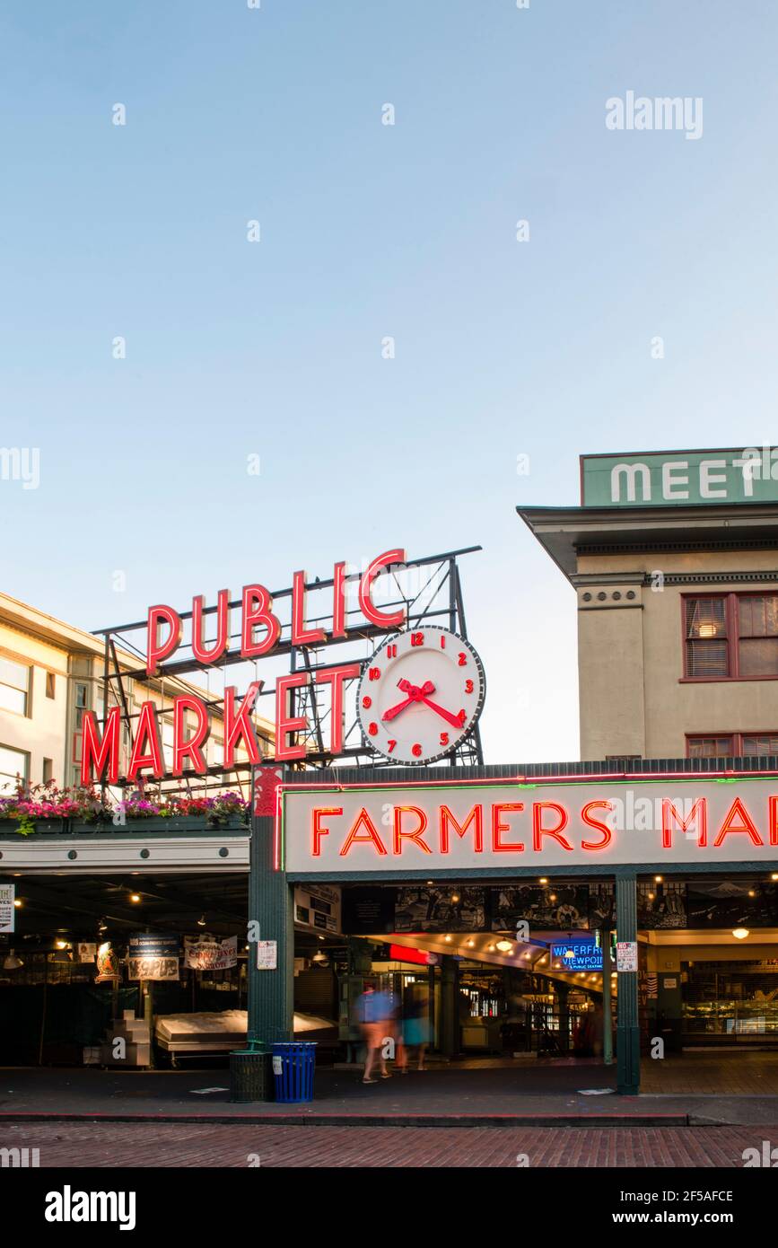 Pike Place Public Market a Seattle in un'estate soleggiata Giorno Foto Stock