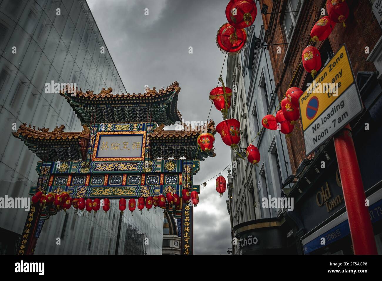 Chinatown gate a Londra, Inghilterra. Scatto da un angolo inferiore, fatto che dà potenza al soggetto (gate) Foto Stock