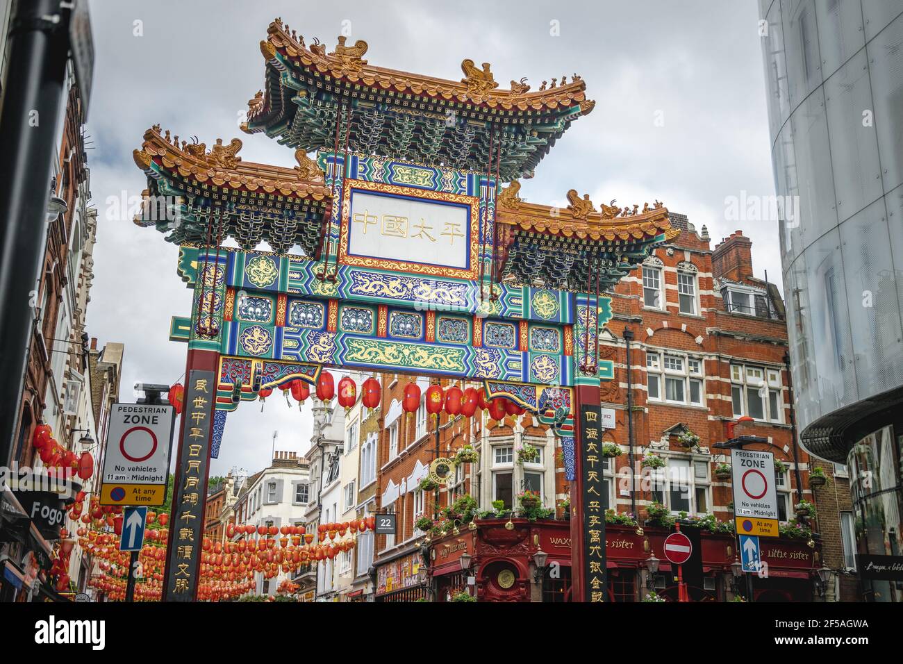 Chinatown a Londra, Inghilterra. Il cancello dall'entrata con scrittura cinese Foto Stock