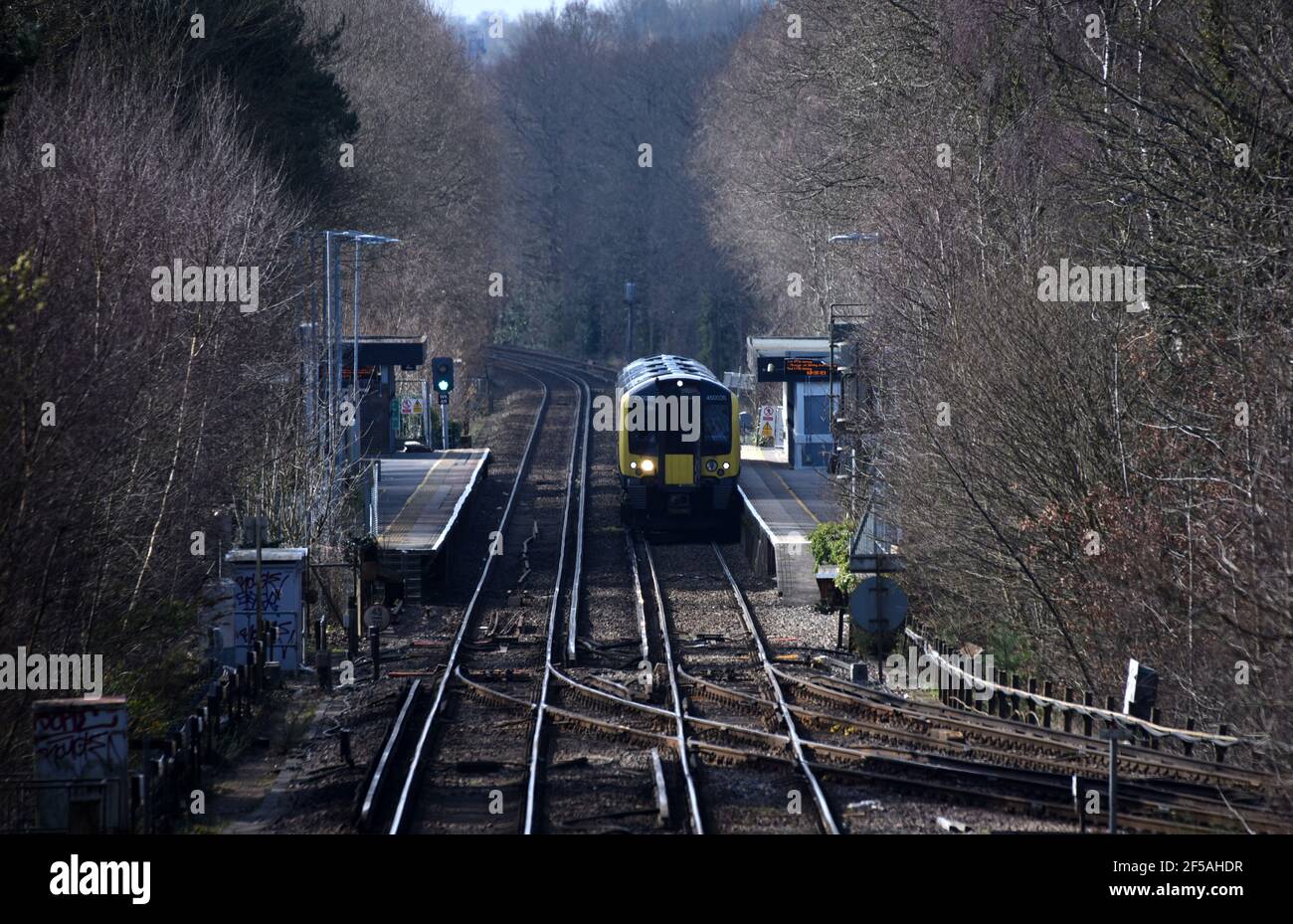 Un treno parte dalla stazione di Ash vale a Surrey in questo Foto scattata in un brillante giorno di marzo Foto Stock
