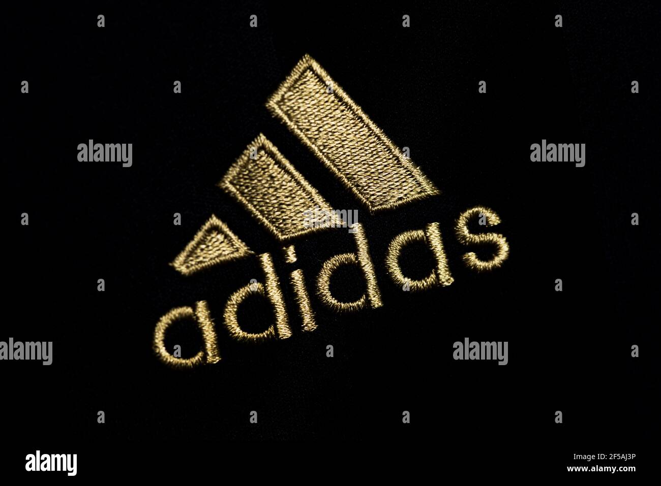 Adidas logo immagini e fotografie stock ad alta risoluzione - Alamy