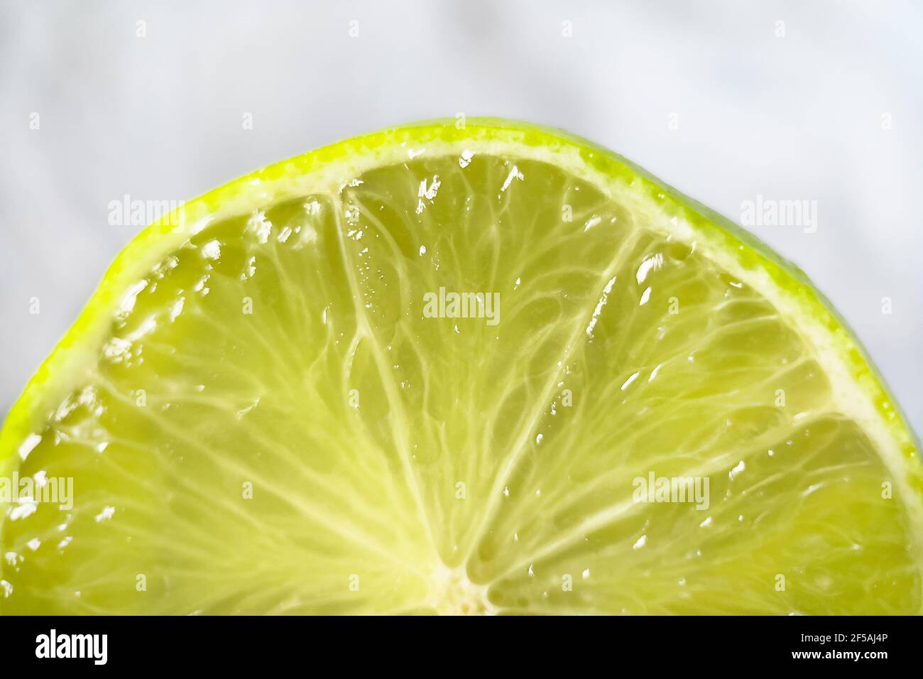Fetta di succosa closeup di lime matura. Macro foto di frutta di lime. Foto Stock