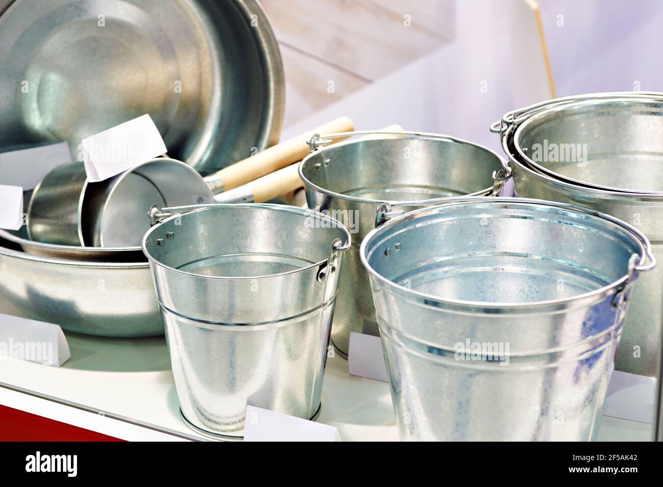 Secchi in metallo galvanizzato sul banco nel negozio Foto Stock