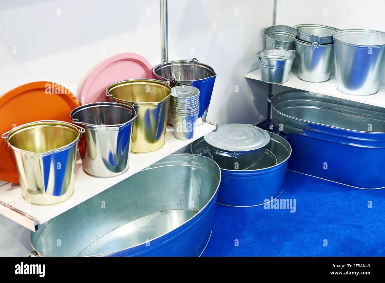 Secchi in metallo galvanizzato sul banco nel negozio Foto Stock