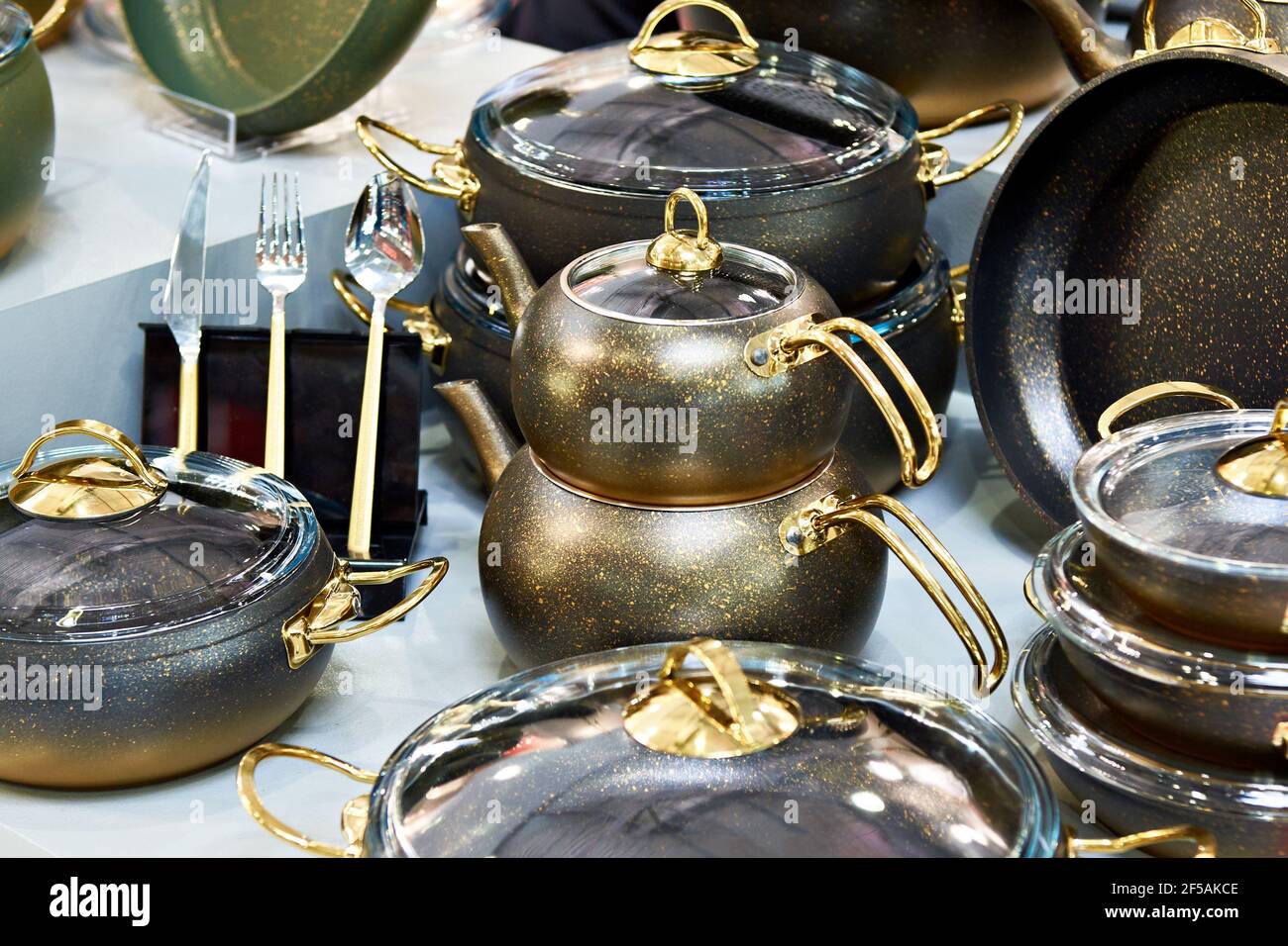 utensili da cucina di lusso nel negozio di articoli per la casa Foto stock  - Alamy