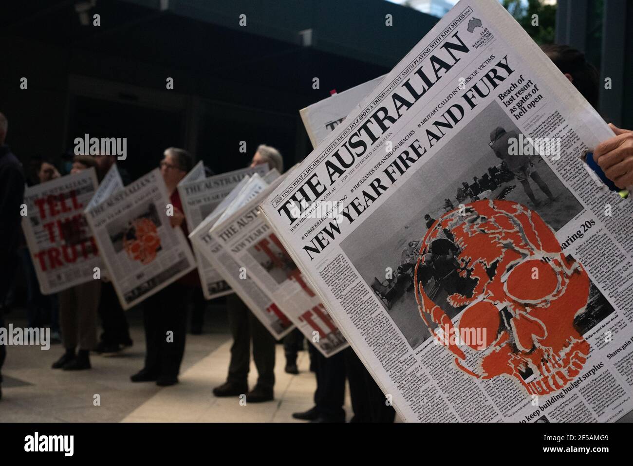 Melbourne, Australia. 25 marzo 2021. Insieme a bandiere e striscioni, i manifestanti di Extention Rebellion hanno creato grandi giornali fittizio con segnalazioni di eventi meteorologici estremi e problemi climatici in Australia. Ciò segue una settimana di azioni dirompenti da parte del gruppo al fine di sensibilizzare l'opinione pubblica e la Confederazione sui cambiamenti climatici. Credit: Jay Kogler/Alamy Live News Foto Stock