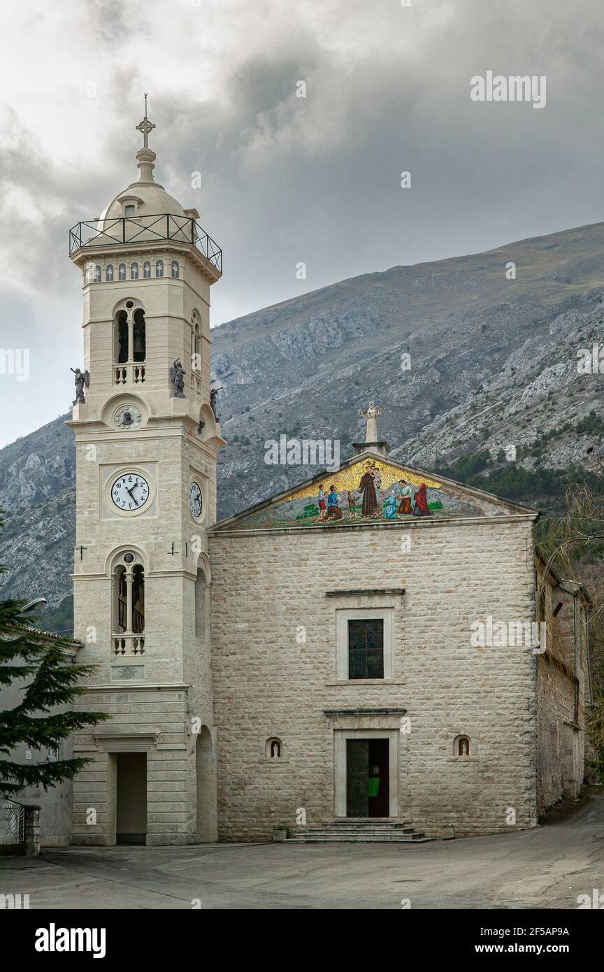 Facciata esterna façade con campanile e orologio del Monastero di Santa Maria della Misericordia in lama dei Peligni. Provincia di Chieti, Abruzzo, Italia Foto Stock