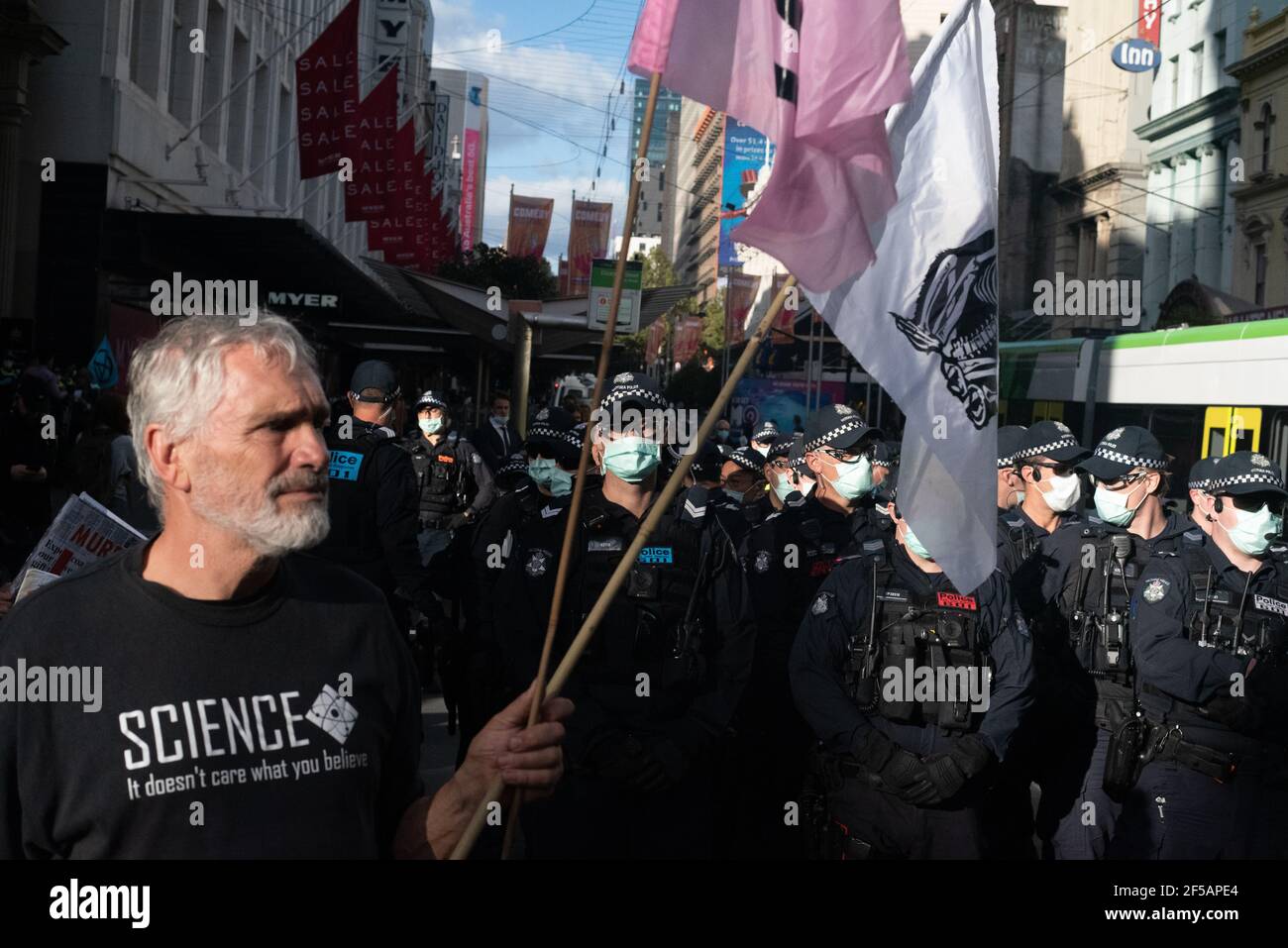 Melbourne, Australia. 25 marzo 2021. I team di risposta all’ordine pubblico si riuniscono in gran numero per arrestare i membri del gruppo di attivisti sul clima Extinction Rebellion per aver bloccato un incrocio nel CBD di Melbourne per protestare contro la repressione da parte di Rupert Murdoch della questione del cambiamento climatico nelle notizie australiane. Ciò segue una settimana di azioni dirompenti da parte del gruppo al fine di sensibilizzare l'opinione pubblica e la Confederazione sui cambiamenti climatici. Credit: Jay Kogler/Alamy Live News Foto Stock