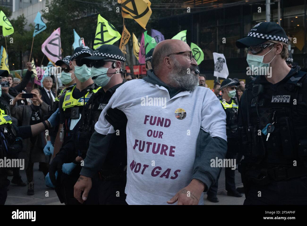 Melbourne, Australia. 25 marzo 2021. La polizia arresta i membri del gruppo di attivisti sul clima Extinction Rebellion per aver bloccato un incrocio nel CBD di Melbourne, protestando contro la soppressione da parte di Rupert Murdoch della questione del cambiamento climatico nelle notizie australiane. Ciò segue una settimana di azioni dirompenti da parte del gruppo al fine di sensibilizzare l'opinione pubblica e la Confederazione sui cambiamenti climatici. Credit: Jay Kogler/Alamy Live News Foto Stock
