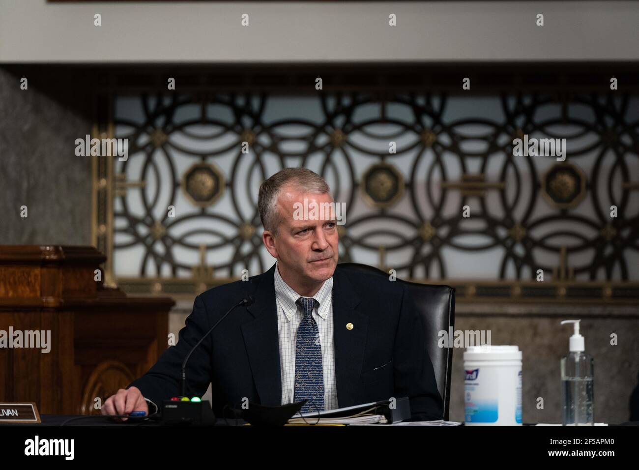 Washington, Stati Uniti d'America. 25 Marzo 2021. Il Senatore degli Stati Uniti Dan Sullivan (Repubblicano dell'Alaska), ha parlato in un'audizione sul "comando delle operazioni speciali degli Stati Uniti e il Cyber Command degli Stati Uniti" con il Senato Armed Services Committee su Capitol Hill a Washington DC il 25 marzo 2021.Credit: Anna Moneymaker/Pool via CNP | Usage Worldwide Credit: notizie dal vivo su dpa/Alamy Foto Stock