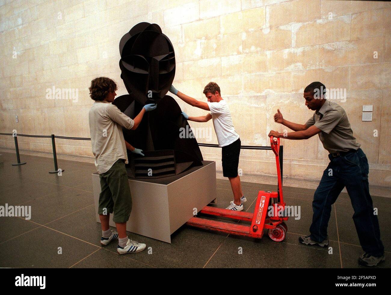 Preparazioni nella Tate per un'esposizione Agosto 1999 chiamata ferro e acciaio, sculture metalliche dal 1933 al 1989 presso la Tate Gallery. Mostra il lavoro di artisti americani ed europei che hanno scelto di esplorare le proprietà del ferro e dell'acciaio. L'immagine mostra un pezzo chiamato testa n. 2 di Naum Gabo. Foto Stock