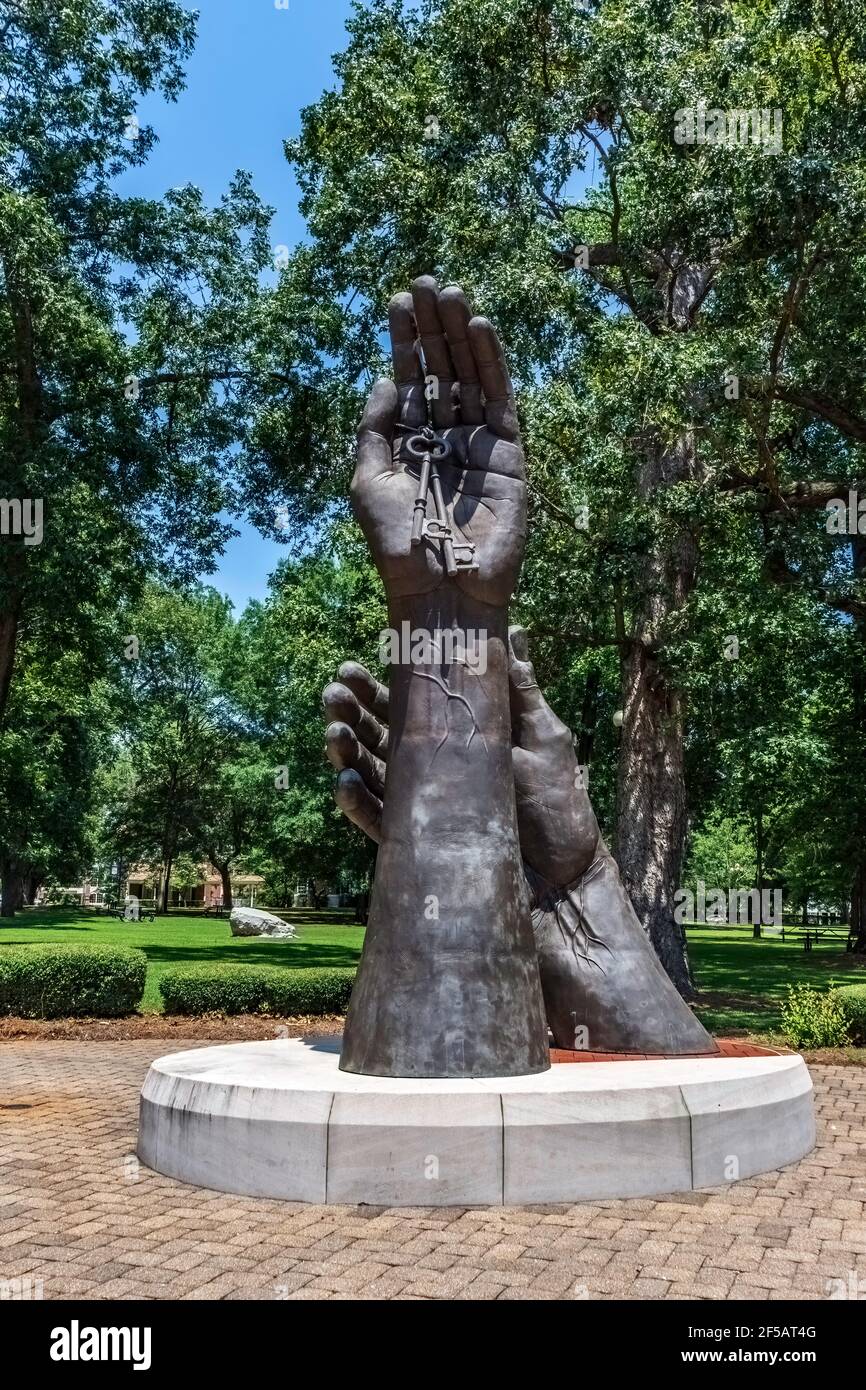 Montevallo, Alabama/USA-4 agosto 2020: Diventare scultura in piedi tra Main Hall e Wills Hall nel campus. Creato da Ted Metz, professore d'arte Foto Stock