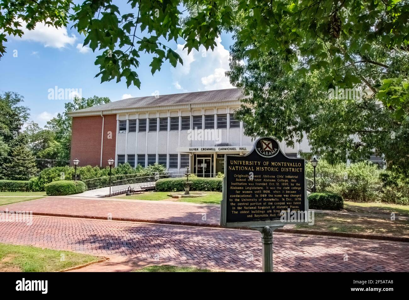 Montevallo, Alabama/USA-4 agosto 2020: Marcatore storico per l'Università di Montevallo con Oliver Cromwell Carmichael Hall visibile nel backgrou Foto Stock