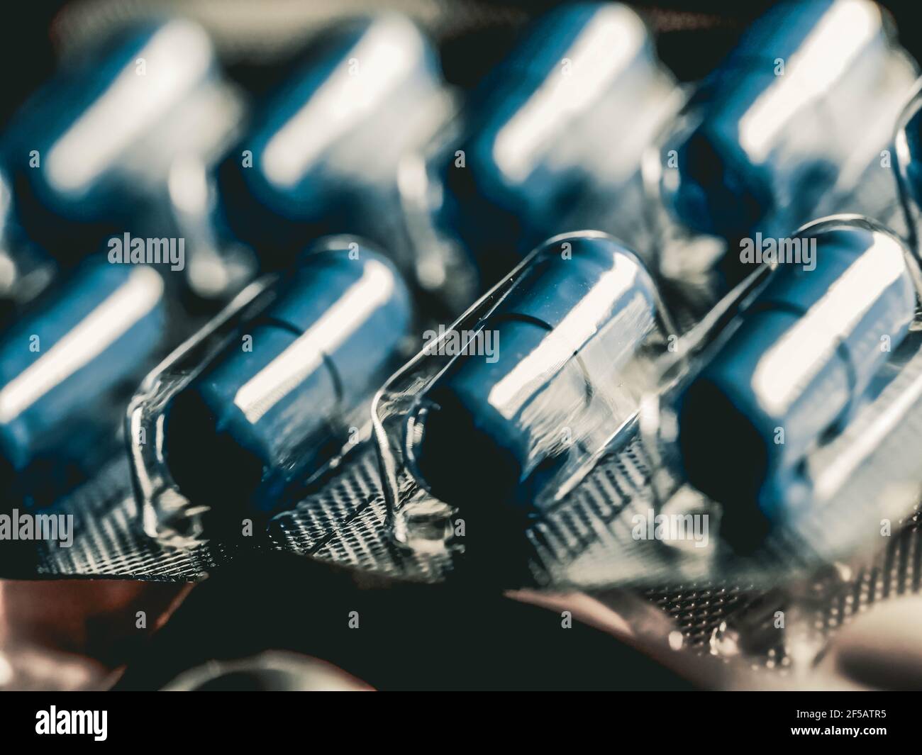 farmaci antibiotici pillole medicina colorati antibatterici pillole su sfondo bianco capsula pillola medicinale Foto Stock
