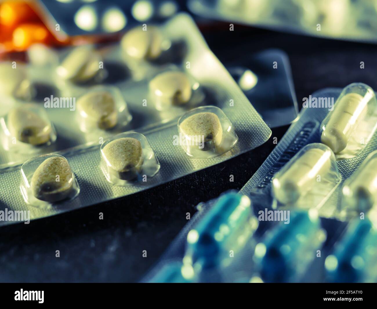 farmaci antibiotici pillole medicina colorati antibatterici pillole su sfondo bianco capsula pillola medicinale Foto Stock