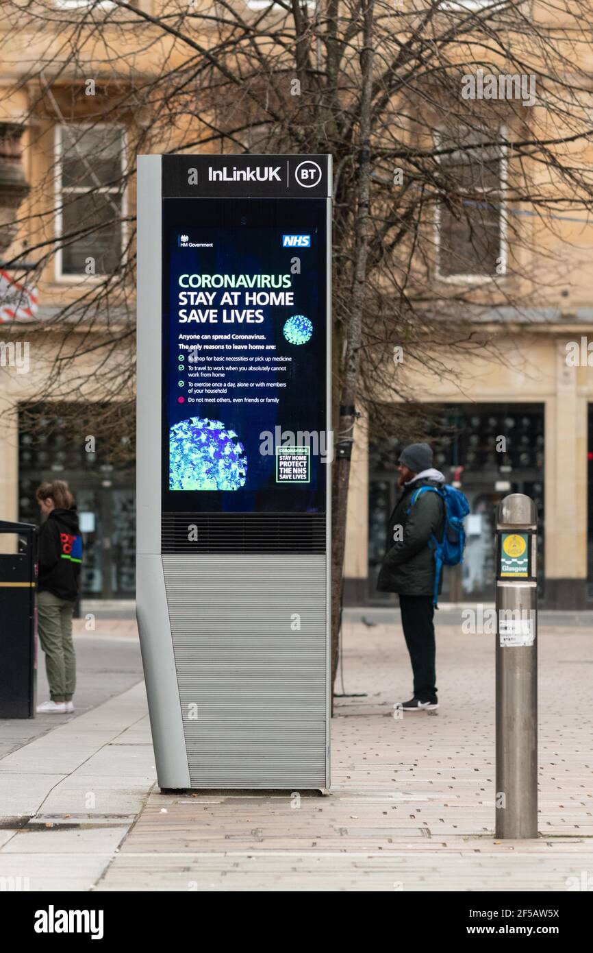 Coronavirus Stay at Home Save Lives Sign in Glasgow city center in March 2020 during lockdown, Scotland, UK Foto Stock