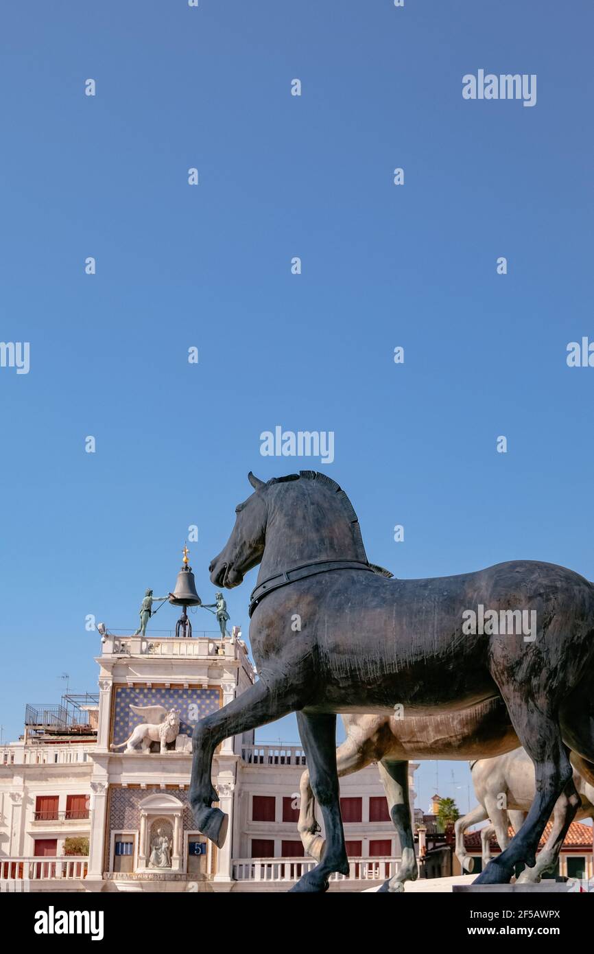 I cavalli di San Marco e la Torre dell'Orologio in Piazza San Marco - Venezia, Italia Foto Stock