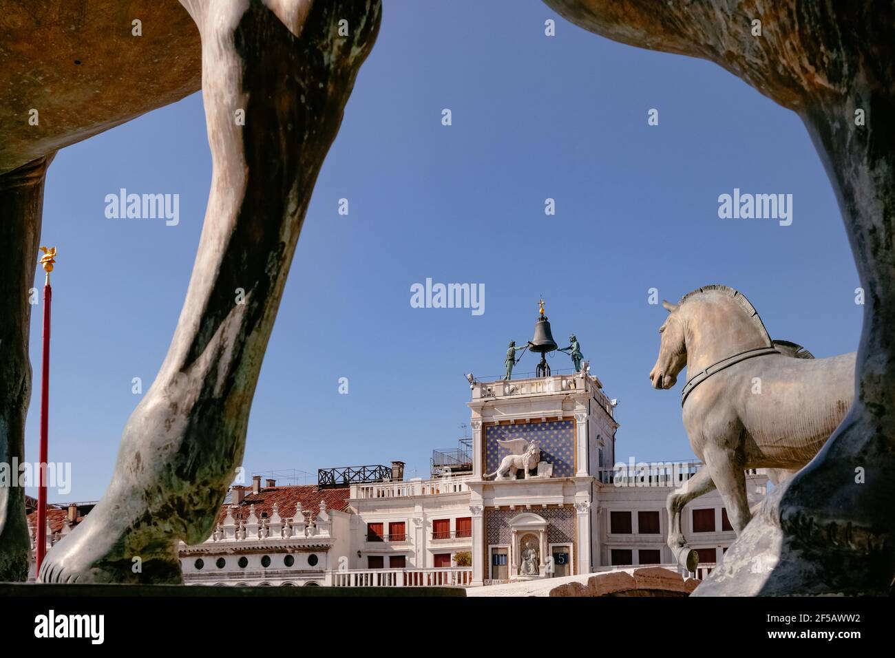 I cavalli di San Marco e la Torre dell'Orologio in Piazza San Marco - Venezia, Italia Foto Stock