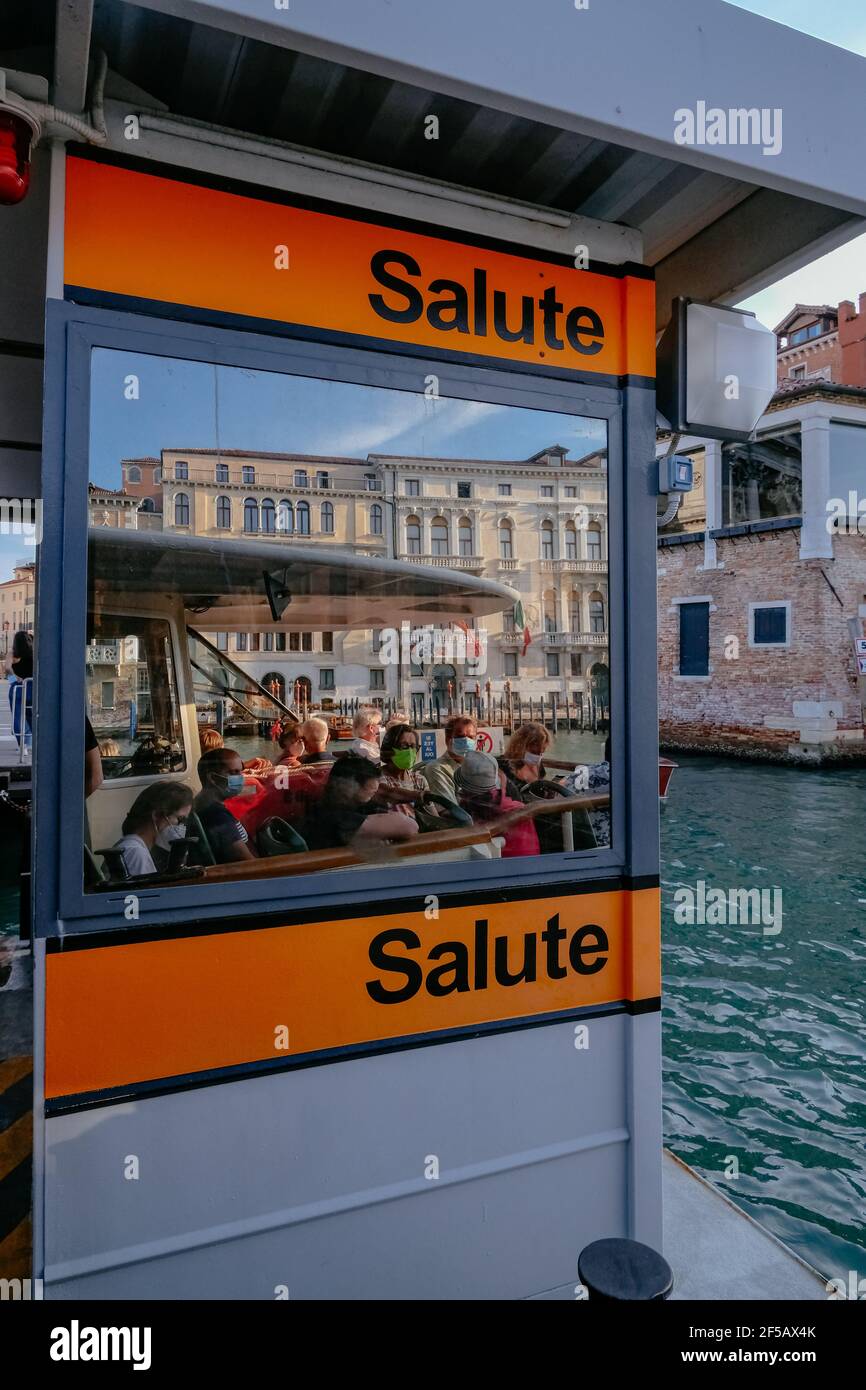 Turisti in un Vaporetto in Canal Grande a Venezia con maschere Covid-19, Italia Foto Stock